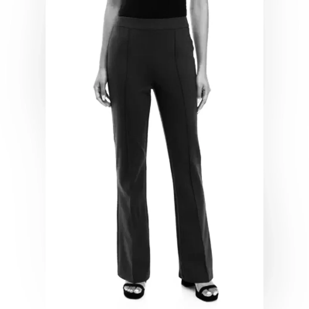 NWT. Wonderly. High Rise Ponte Flare Pants. Black. Size Small.